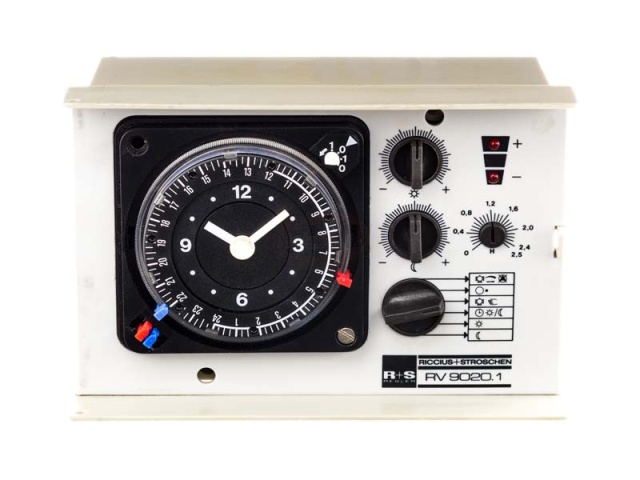 R+S RV9020.1 avec horloge analogique